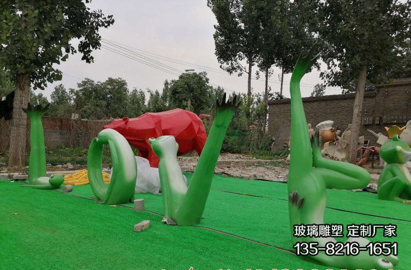 公園玻璃鋼彩繪青蛙卡通LOVE雕塑 公園玻璃鋼彩繪青蛙卡通LOVE雕塑