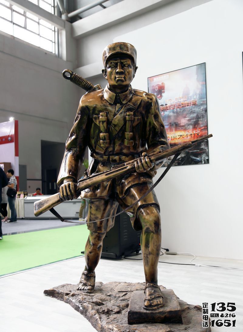 景區(qū)景點玻璃鋼仿銅拿著槍行走的八路軍雕塑 景區(qū)景點玻璃鋼仿銅拿著槍行走的八路軍雕塑