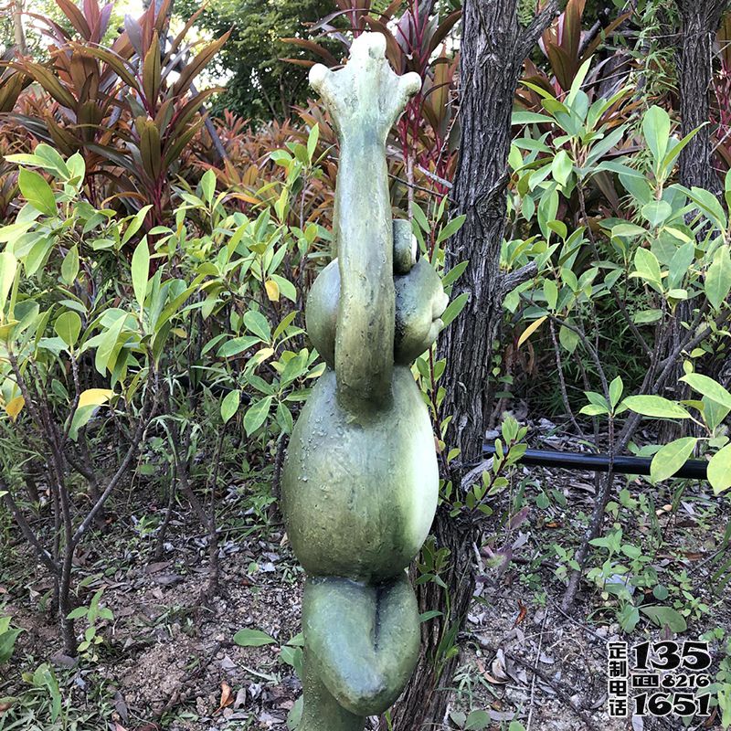 園林單腿站立的玻璃鋼青蛙雕塑 園林單腿站立的玻璃鋼青蛙雕塑