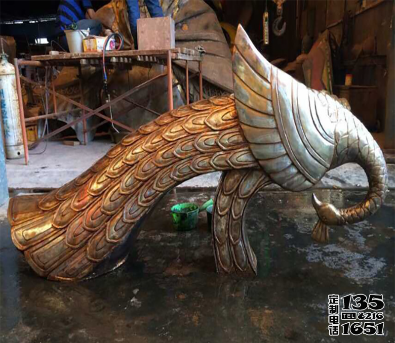 商場室內(nèi)低頭的玻璃鋼美陳裝飾品孔雀雕塑 商場室內(nèi)低頭的玻璃鋼美陳裝飾品孔雀雕塑