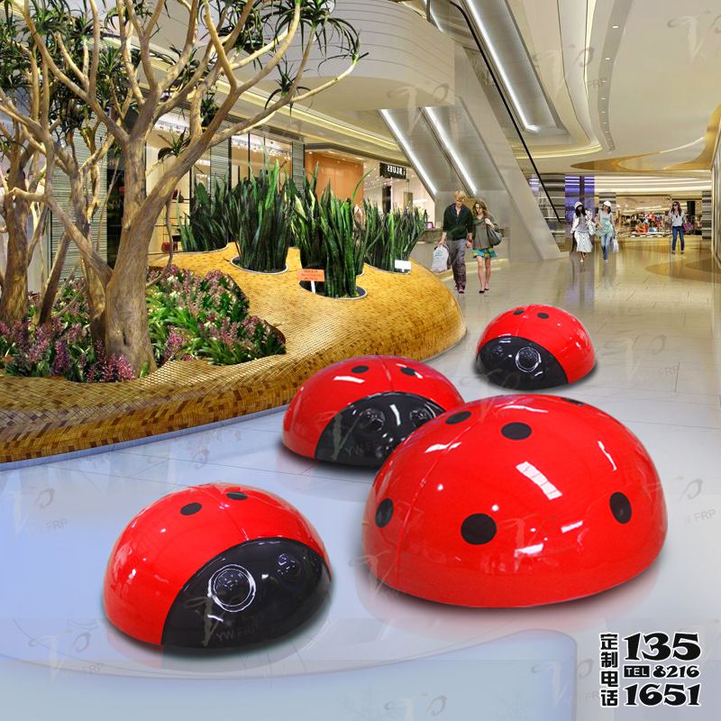 商場里擺放的一大三小的玻璃鋼彩繪瓢蟲雕塑 商場里擺放的一大三小的玻璃鋼彩繪瓢蟲雕塑