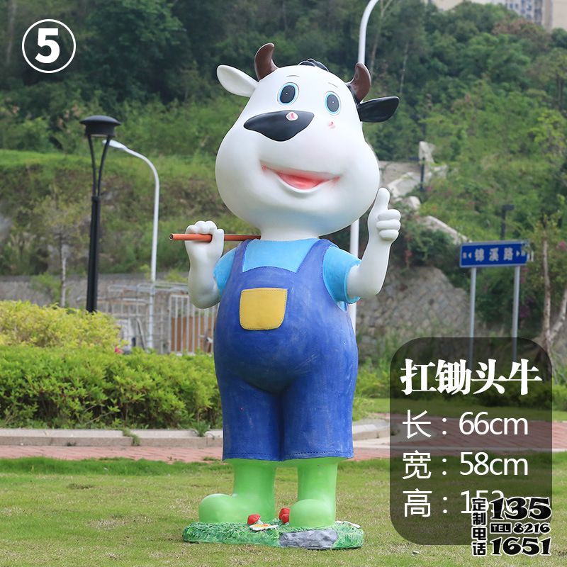園林一只扛鋤頭的玻璃鋼牛雕塑 園林一只扛鋤頭的玻璃鋼牛雕塑