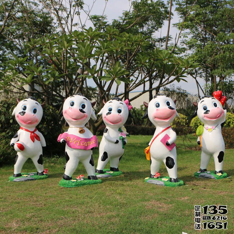 園林一群游玩的玻璃鋼卡通奶牛雕塑 園林一群游玩的玻璃鋼卡通奶牛雕塑