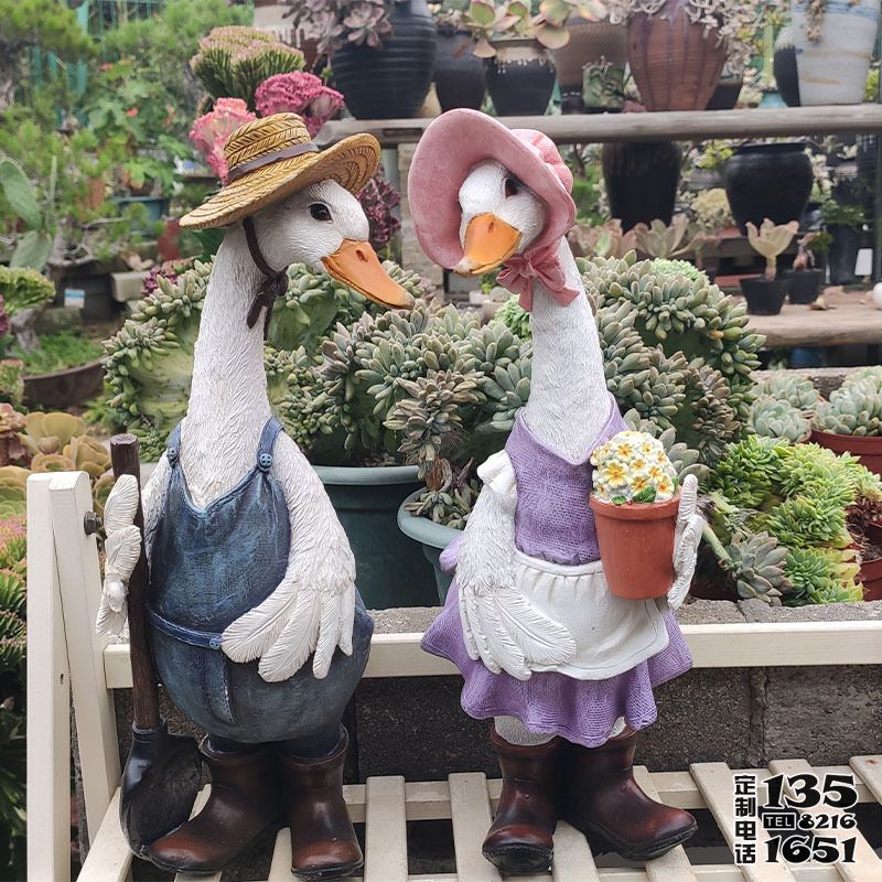 花園里忙碌的兩只玻璃鋼彩繪鴨子雕塑 花園里忙碌的兩只玻璃鋼彩繪鴨子雕塑