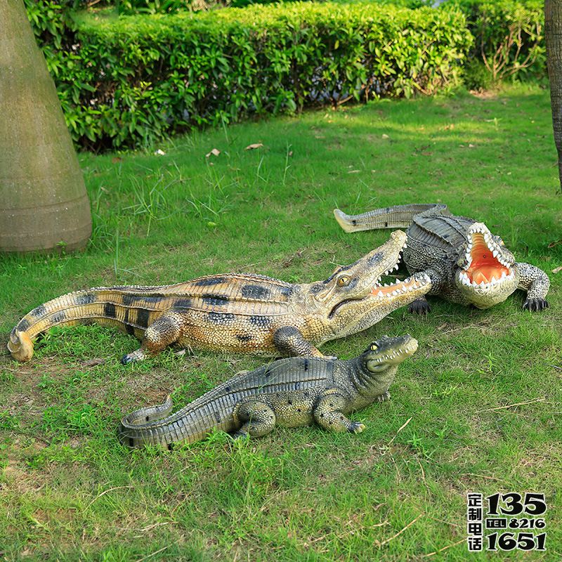 公園草地上的玻璃鋼仿真鱷魚雕塑 公園草地上的玻璃鋼仿真鱷魚雕塑