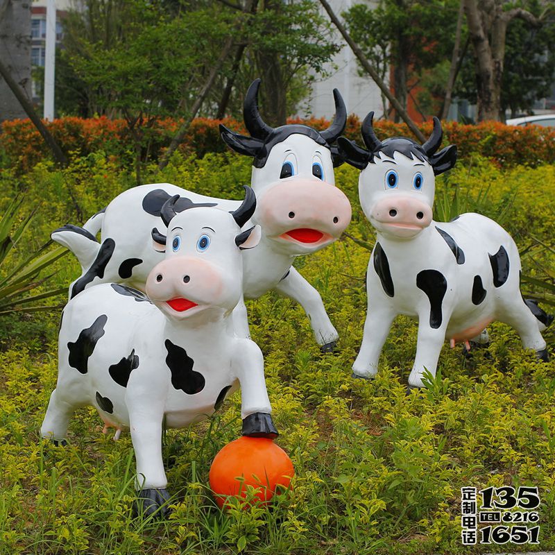 公園三只玩球的玻璃鋼仿真卡通牛雕塑 公園三只玩球的玻璃鋼仿真卡通牛雕塑