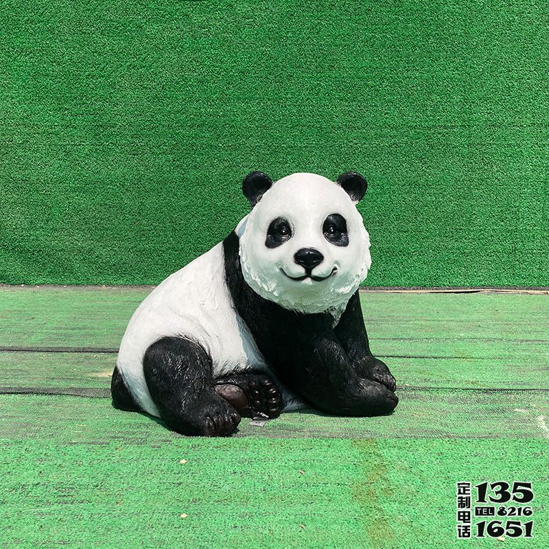 游樂場景觀趴著的彩繪玻璃鋼熊貓雕塑 游樂場景觀趴著的彩繪玻璃鋼熊貓雕塑