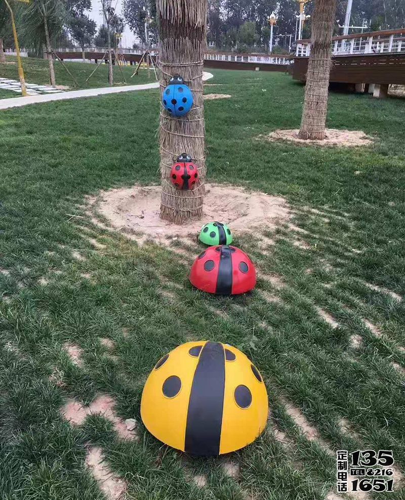 公園里擺放的爬行的玻璃鋼彩繪瓢蟲雕塑 公園里擺放的爬行的玻璃鋼彩繪瓢蟲雕塑
