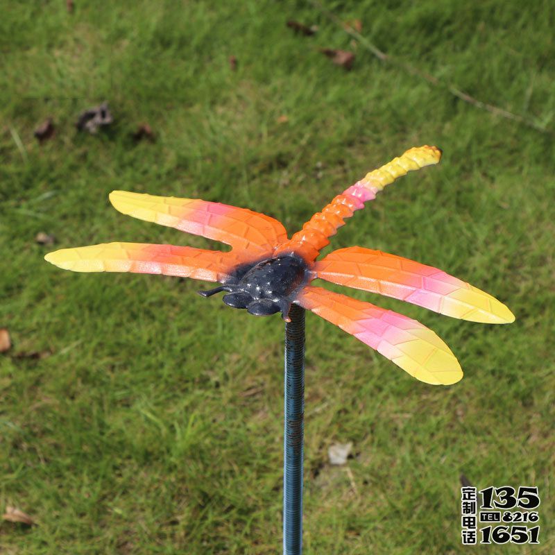 小區草坪紅黃小號彩繪玻璃鋼蜻蜓雕塑 小區草坪紅黃小號彩繪玻璃鋼蜻蜓雕塑