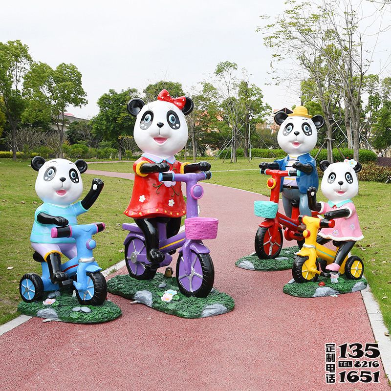 公園玻璃鋼彩繪騎車的卡通熊貓雕塑 公園玻璃鋼彩繪騎車的卡通熊貓雕塑