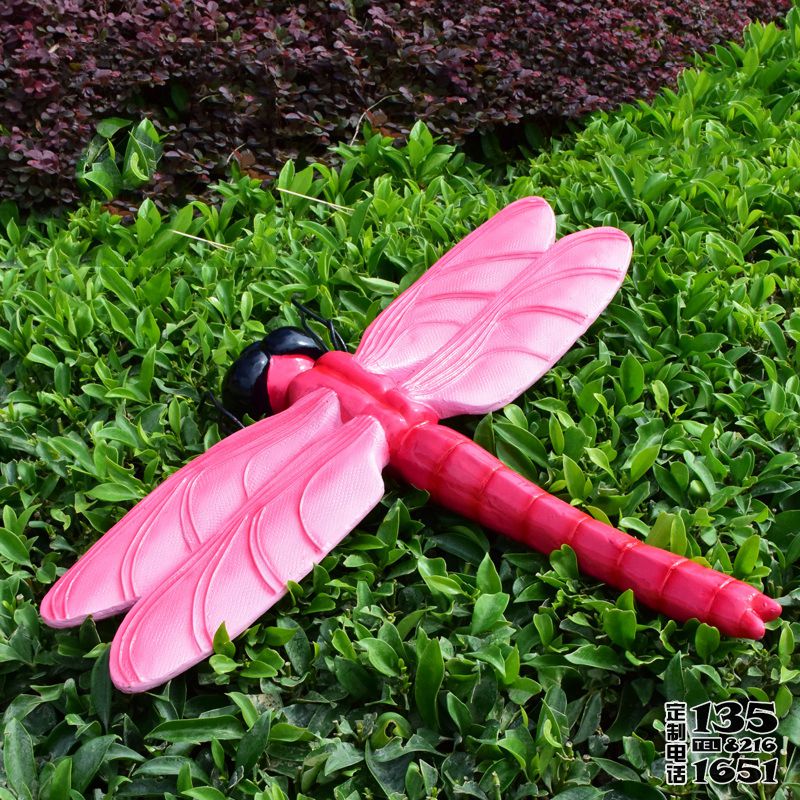 學(xué)校玩樂場粉紅色玻璃鋼彩繪蜻蜓雕塑 學(xué)校玩樂場粉紅色玻璃鋼彩繪蜻蜓雕塑