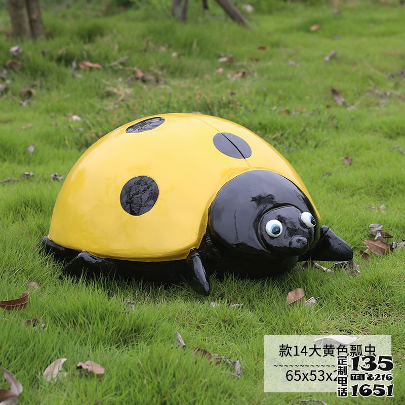 公園草地上擺放的行走的玻璃鋼彩繪瓢蟲雕塑 公園草地上擺放的行走的玻璃鋼彩繪瓢蟲雕塑