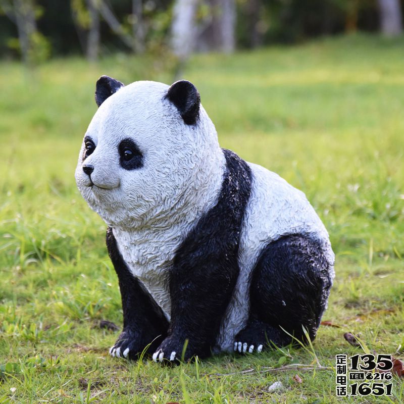 廣場觀光區蹲坐姿態玻璃鋼仿真熊貓雕塑 廣場觀光區蹲坐姿態玻璃鋼仿真熊貓雕塑