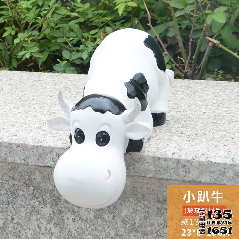 園林一只趴著的玻璃鋼卡通奶牛雕塑 園林一只趴著的玻璃鋼卡通奶牛雕塑