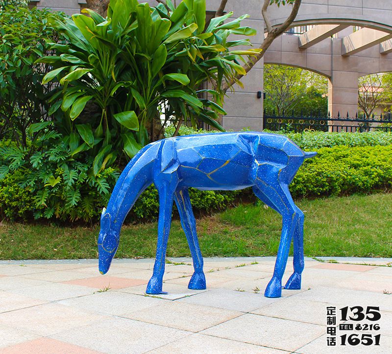 公園玻璃鋼彩繪低頭覓食的鹿雕塑 公園玻璃鋼彩繪低頭覓食的鹿雕塑