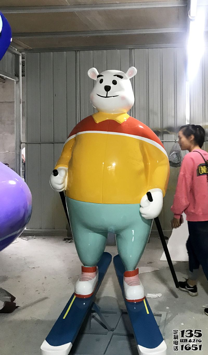 景區(qū)卡通滑雪玻璃鋼彩繪熊雕塑 景區(qū)卡通滑雪玻璃鋼彩繪熊雕塑