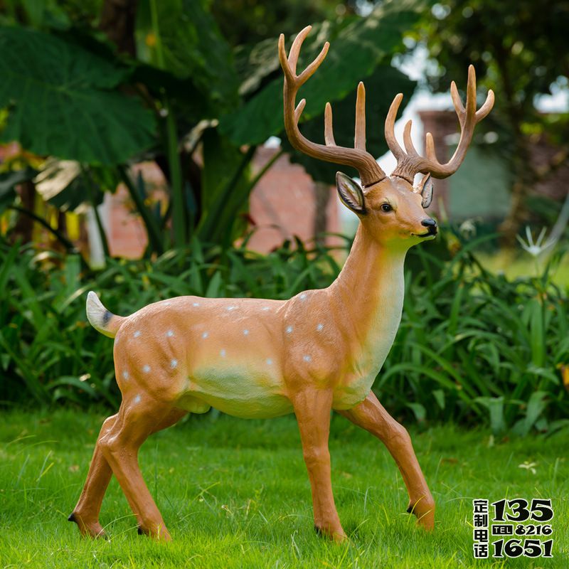 景區草坪玻璃鋼仿真一只行走的梅花鹿雕塑 景區草坪玻璃鋼仿真一只行走的梅花鹿雕塑