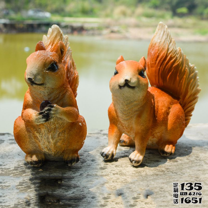 池塘兩只玻璃鋼仿真松鼠雕塑 池塘兩只玻璃鋼仿真松鼠雕塑