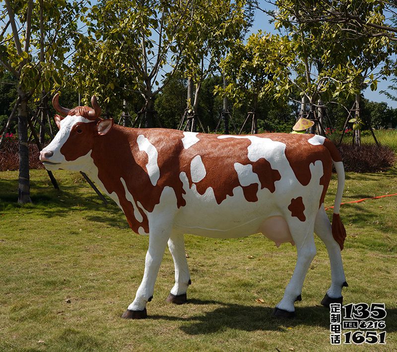 草坪上一只玻璃鋼仿真牛雕塑 草坪上一只玻璃鋼仿真牛雕塑