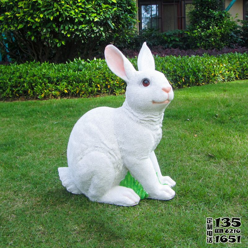 小區草坪中一只白色玻璃鋼兔子雕塑 小區草坪中一只白色玻璃鋼兔子雕塑