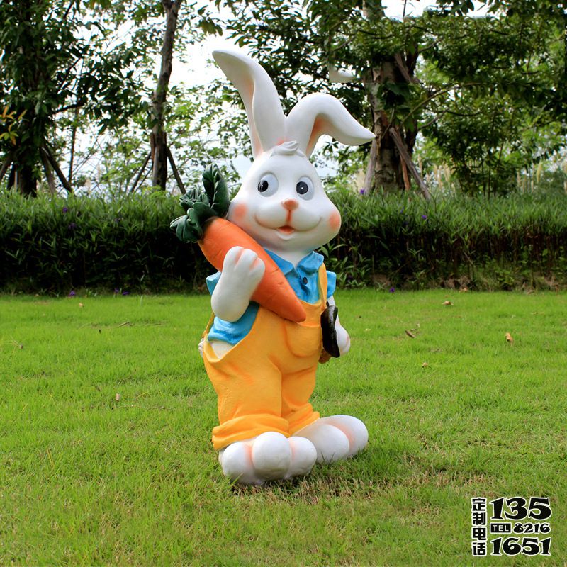 草坪一只站立的玻璃鋼卡通兔子雕塑 草坪一只站立的玻璃鋼卡通兔子雕塑