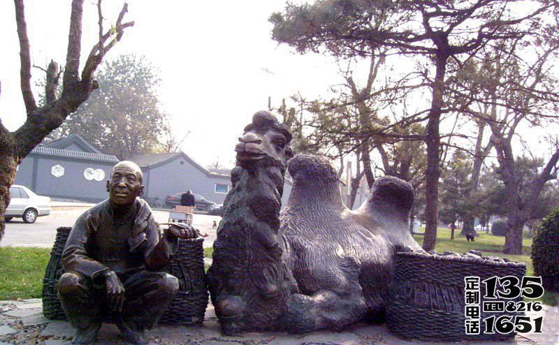 街道邊擺放的休息的玻璃鋼漆金駱駝雕塑 街道邊擺放的休息的玻璃鋼漆金駱駝雕塑