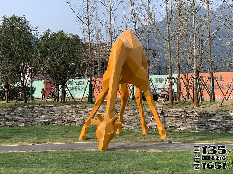公園創(chuàng)意玻璃鋼幾何橙色的長頸鹿雕塑 公園創(chuàng)意玻璃鋼幾何橙色的長頸鹿雕塑