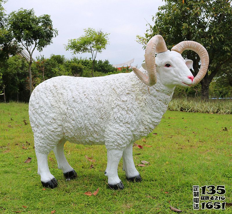 草坪上一只長著犄角的玻璃鋼仿真綿羊雕塑 草坪上一只長著犄角的玻璃鋼仿真綿羊雕塑