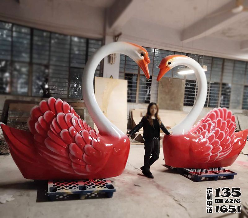 商場創(chuàng)意玻璃鋼彩繪愛心天鵝雕塑 商場創(chuàng)意玻璃鋼彩繪愛心天鵝雕塑