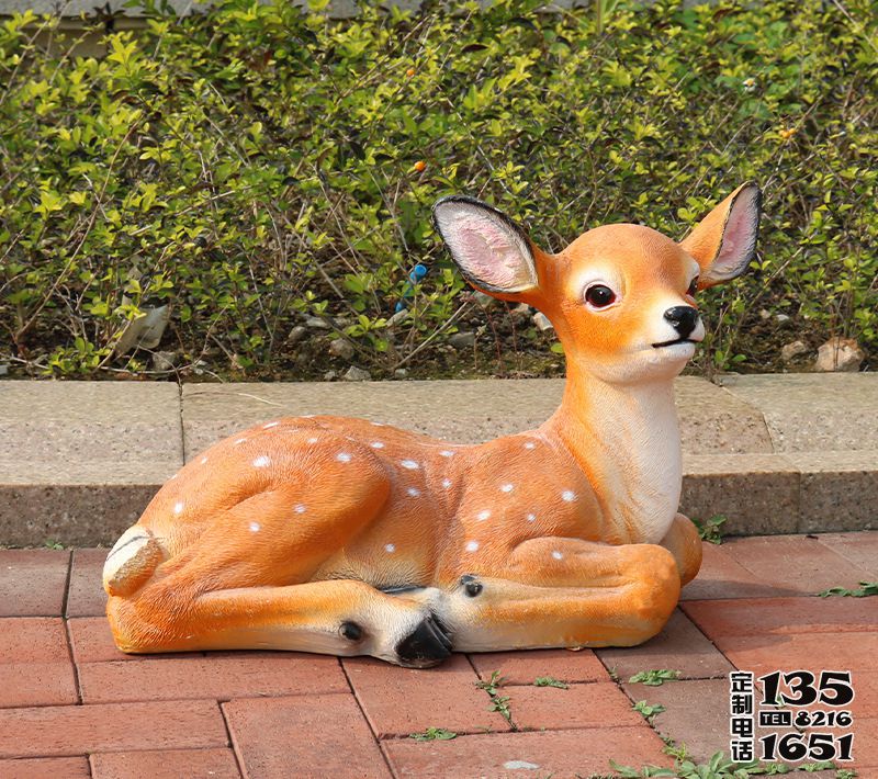 街道上臥著玻璃鋼彩繪梅花鹿雕塑 街道上臥著玻璃鋼彩繪梅花鹿雕塑