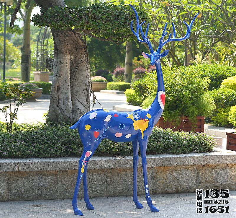戶外園林一只站立的玻璃鋼彩繪藍色梅花鹿雕塑 戶外園林一只站立的玻璃鋼彩繪藍色梅花鹿雕塑