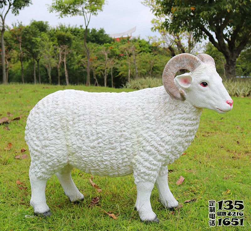 草坪上一只玻璃鋼仿真綿羊雕塑 草坪上一只玻璃鋼仿真綿羊雕塑