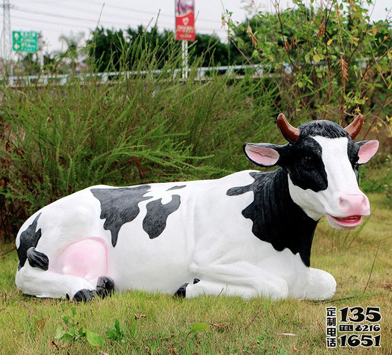 池塘邊一只握著休息的玻璃鋼仿真奶牛雕塑 池塘邊一只握著休息的玻璃鋼仿真奶牛雕塑