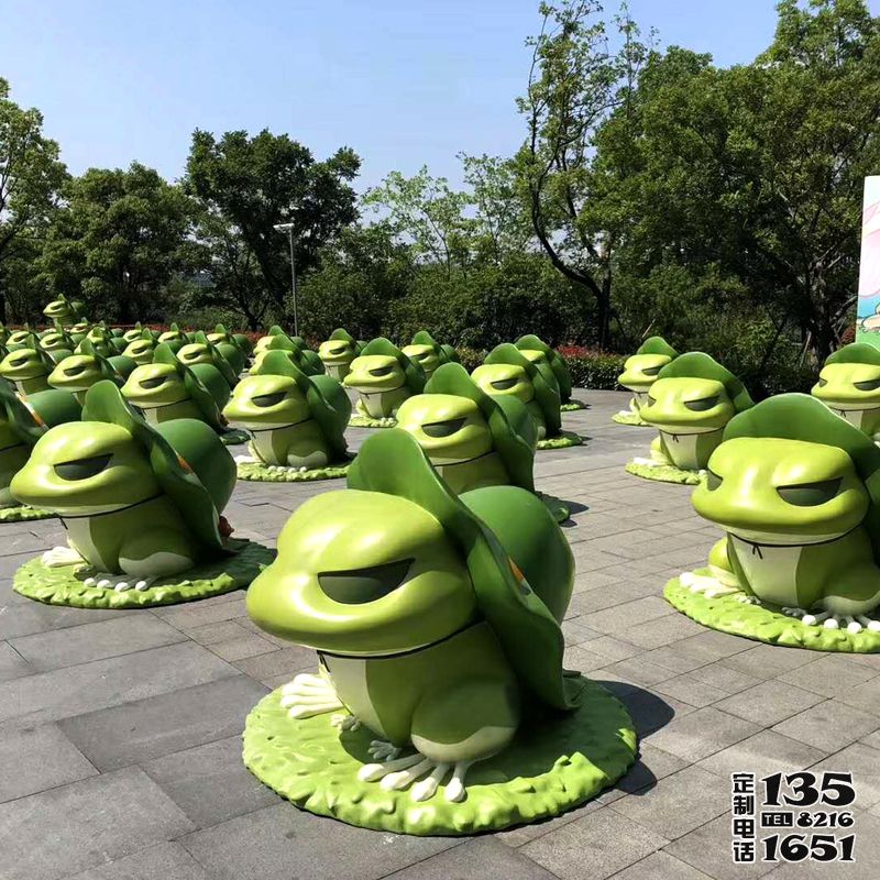 廣場玻璃鋼彩繪臥著休息的青蛙雕塑 廣場玻璃鋼彩繪臥著休息的青蛙雕塑