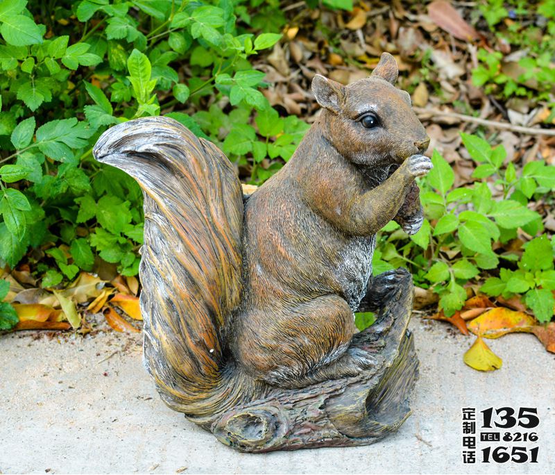 景區(qū)動(dòng)物園一只吃東西玻璃鋼松鼠雕塑 景區(qū)動(dòng)物園一只吃東西玻璃鋼松鼠雕塑