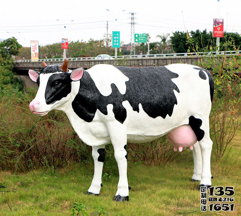 農場玻璃鋼仿真大型奶牛雕塑 農場玻璃鋼仿真大型奶牛雕塑