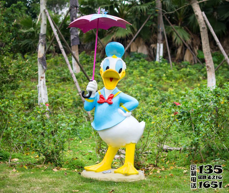 花園一只撐傘的玻璃鋼唐老鴨雕塑 花園一只撐傘的玻璃鋼唐老鴨雕塑