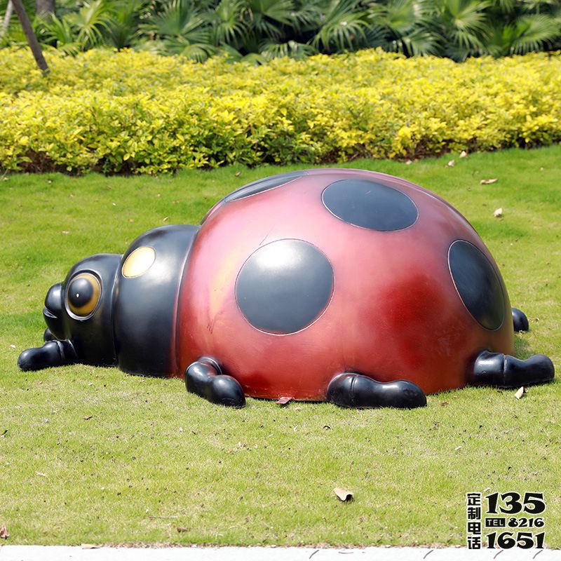 公園里擺放的一只紅色玻璃鋼噴漆七星瓢蟲雕塑 公園里擺放的一只紅色玻璃鋼噴漆七星瓢蟲雕塑