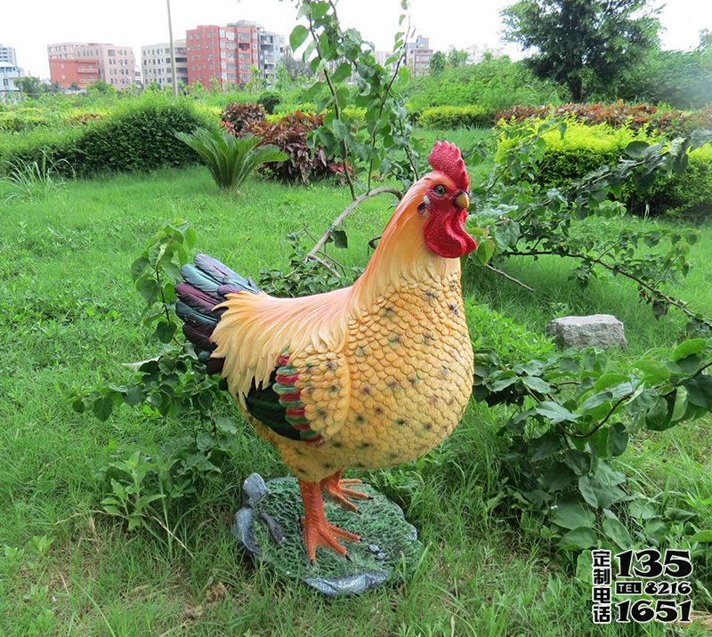 花園里擺放著的玻璃鋼彩繪雞雕塑 花園里擺放著的玻璃鋼彩繪雞雕塑