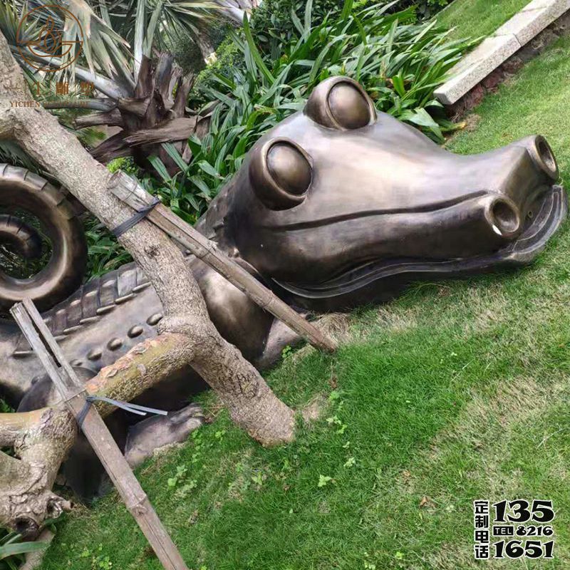 草地擺放的玻璃鋼仿銅創意鱷魚雕塑 草地擺放的玻璃鋼仿銅創意鱷魚雕塑