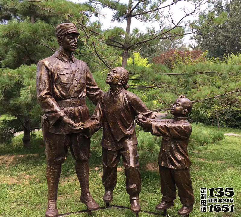 景區(qū)玻璃鋼仿銅老人慰問八路軍雕塑 景區(qū)玻璃鋼仿銅老人慰問八路軍雕塑