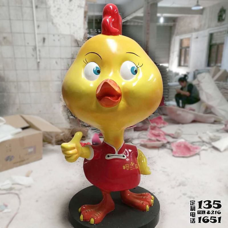園街道邊擺放豎著大拇指的玻璃鋼卡通雞雕塑 園街道邊擺放豎著大拇指的玻璃鋼卡通雞雕塑