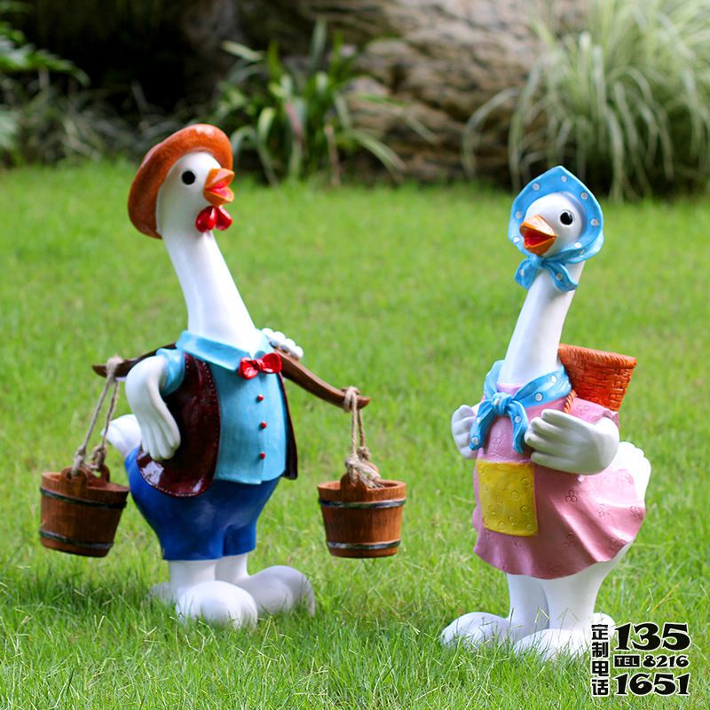 草坪擺放的兩只玻璃鋼彩繪卡通鴨子雕塑 草坪擺放的兩只玻璃鋼彩繪卡通鴨子雕塑