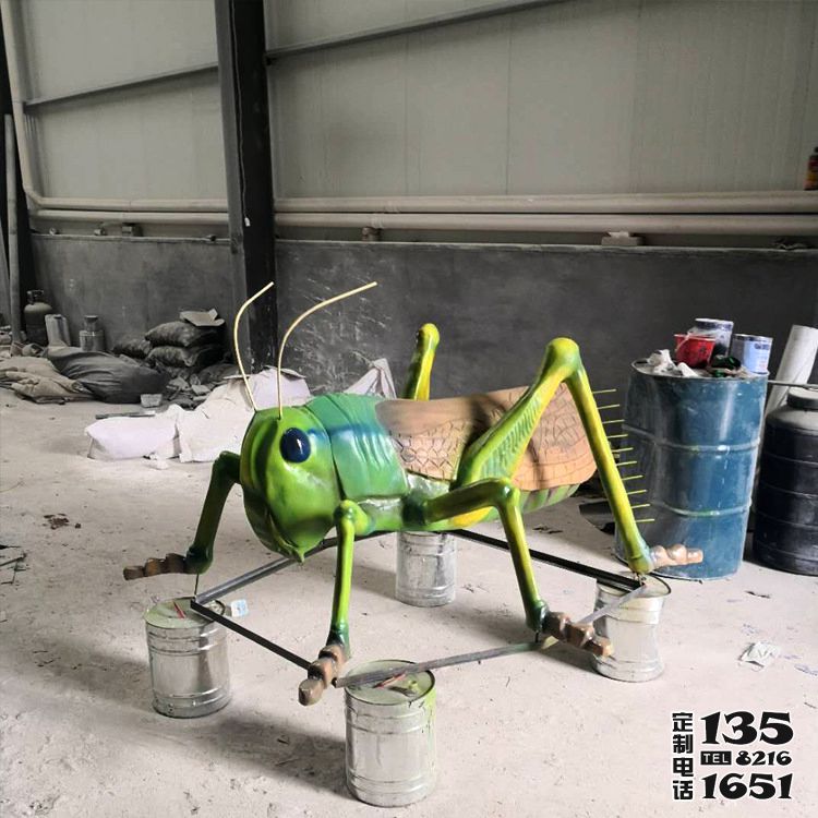公園里擺放的棕色翅膀的玻璃鋼彩繪蚱蜢雕塑 公園里擺放的棕色翅膀的玻璃鋼彩繪蚱蜢雕塑