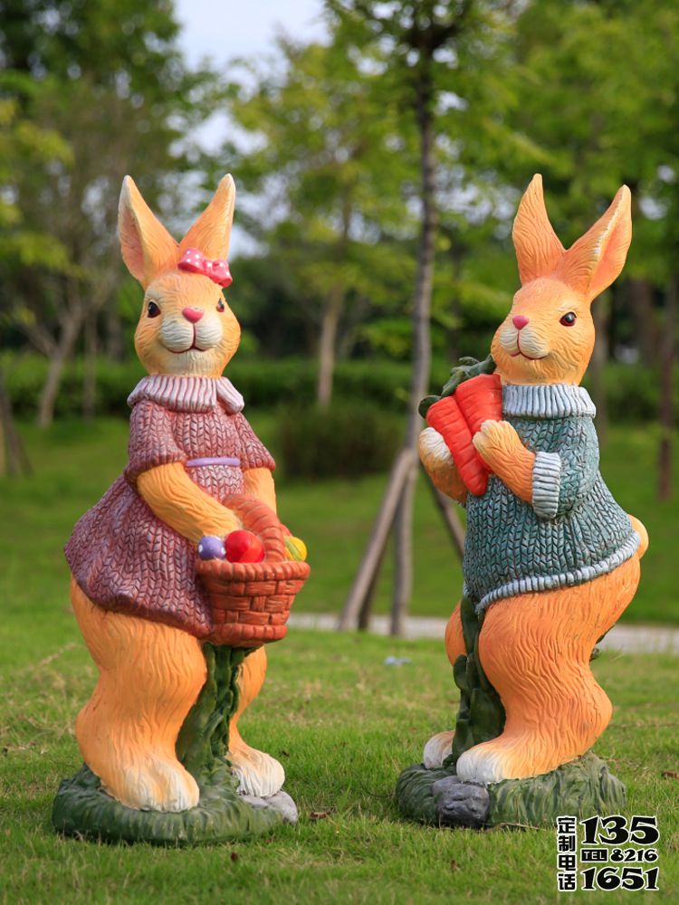 戶(hù)外公園兩只創(chuàng)意玻璃鋼卡通兔子雕塑