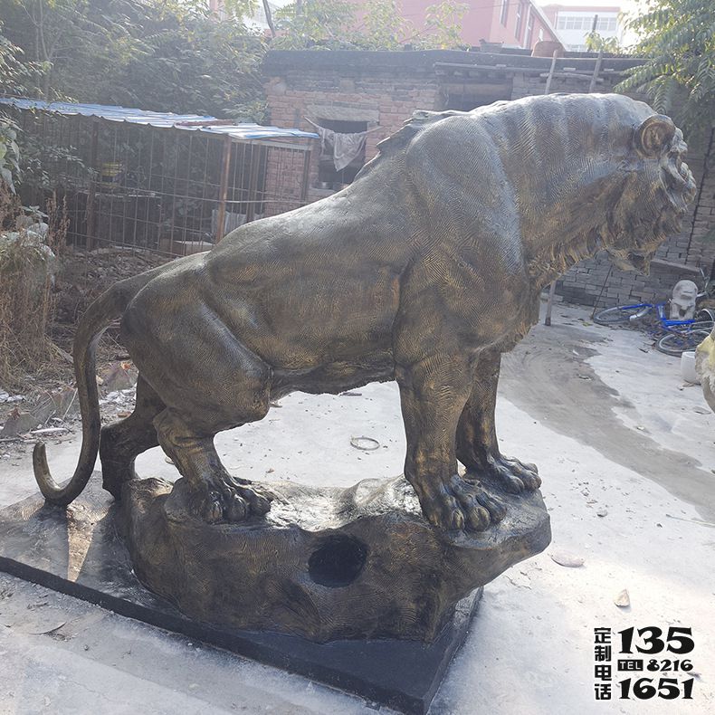 景區里擺放的玻璃鋼仿銅老虎雕塑 景區里擺放的玻璃鋼仿銅老虎雕塑