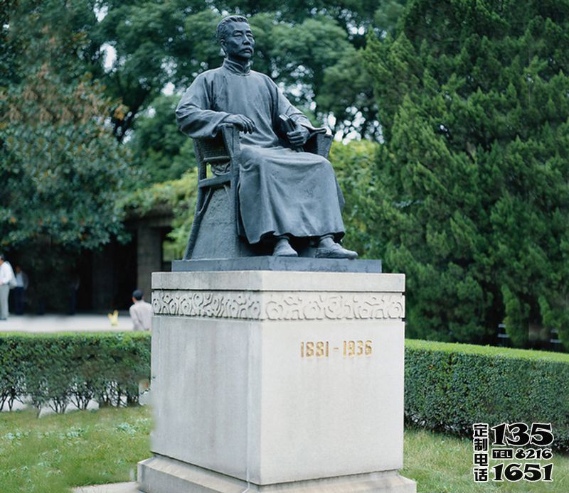 公園廣場大型景觀坐著石柱上面的玻璃鋼魯迅雕塑 公園廣場大型景觀坐著石柱上面的玻璃鋼魯迅雕塑