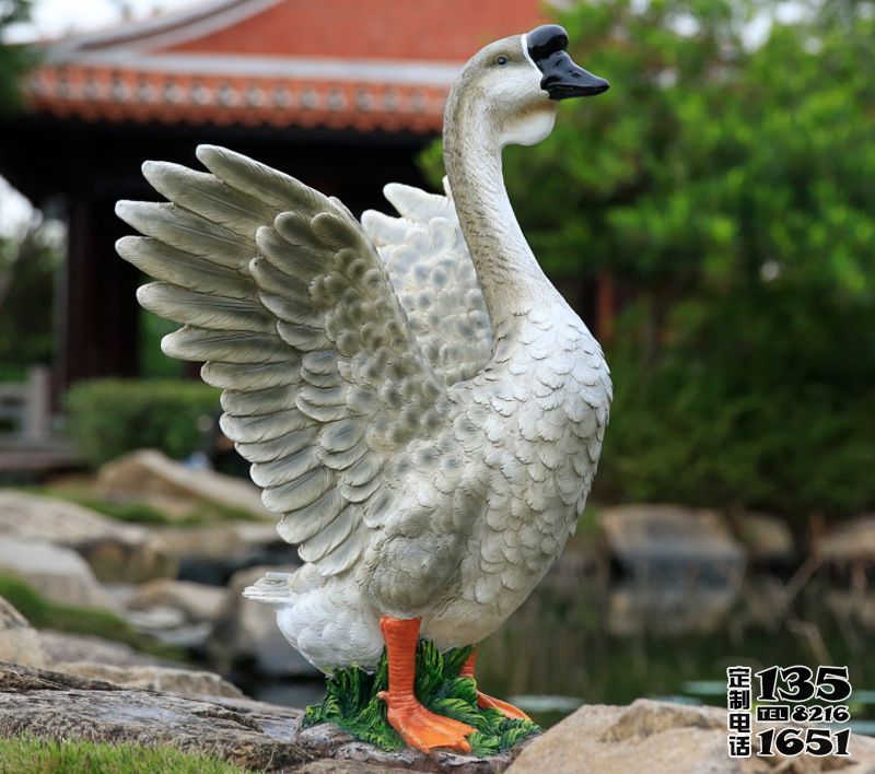 湖邊擺放的玻璃鋼仿真天鵝雕塑 湖邊擺放的玻璃鋼仿真天鵝雕塑