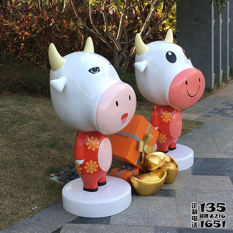 商場兩只卡通玻璃鋼招財進寶牛雕塑 商場兩只卡通玻璃鋼招財進寶牛雕塑