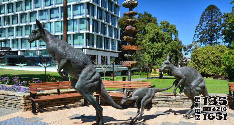 戶外公園跳躍的玻璃鋼仿真動(dòng)物袋鼠雕塑 戶外公園跳躍的玻璃鋼仿真動(dòng)物袋鼠雕塑